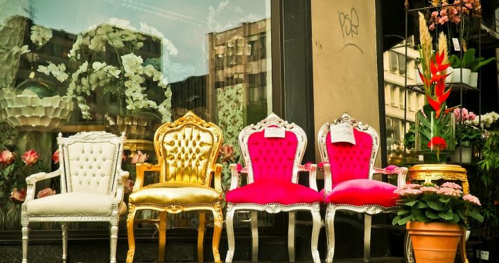 krzesła na złotych nogach